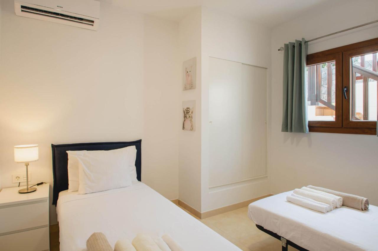 Stylish 6 Bedroom Villa Princesa - Hot Tub - Heated Pool - Near Beach & Waterparks Playa Blanca  Eksteriør bilde